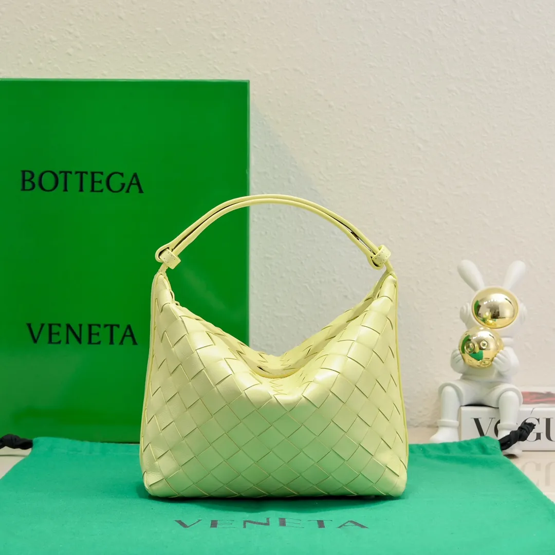Batch 1360 #BvWallace Shoulder Lunch Bag 🔥 A lunch box bag that you can just grab and go. It is made of classic intrecciato weaving technology and reflects the craftsmanship of Bottega. The entire bag is made of top-grade happa lambskin. It is very soft and lightweight. The small bag shape is cute and exquisite. The interior capacity is also very large and can be carried under the arm. It is quite practical! The bottom of the bag is made of gold metal to prevent wear and tear. The details are really good! Choose this elegant commuting bag for Zaoba people~ Size: 22x13x9.5, model number; 7748#